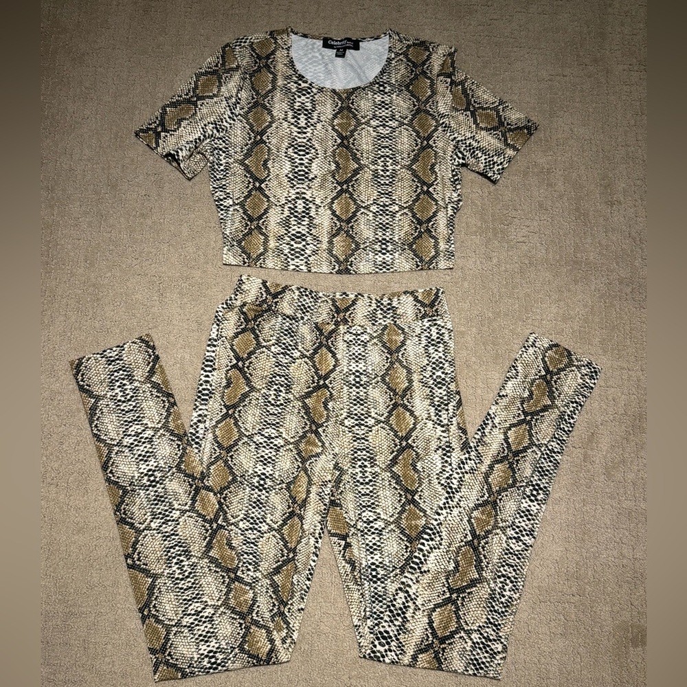 Snake print short sleeve crop top set. Stretchy, breathable & super comfortable.